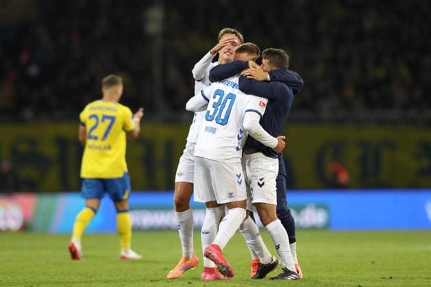 03.10.2025, xtgx, Fussball 2. Bundesliga, Eintracht Braunschweig -SC Paderborn 07 v.l. Paderborn um Stefano Marino (Paderborn, 30) Jubel ueber den Sieg, Jubel nach Spielende (DFL DFB REGULATIONS PROHIBIT ANY USE OF PHOTOGRAPHS as IMAGE SEQUENCES and or QUASI-VIDEO) Braunschweig