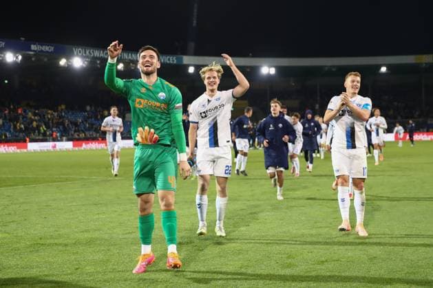 03.10.2025, xtgx, Fussball 2. Bundesliga, Eintracht Braunschweig -SC Paderborn 07 v.l. Dennis Seimen (Paderborn, 41), Mattes Hansen (Paderborn, 22), Laurin Curda (Paderborn, 17) Jubel ueber den Sieg, Jubel nach Spielende (DFL DFB REGULATIONS PROHIBIT ANY USE OF PHOTOGRAPHS as IMAGE SEQUENCES and or QUASI-VIDEO) Braunschweig