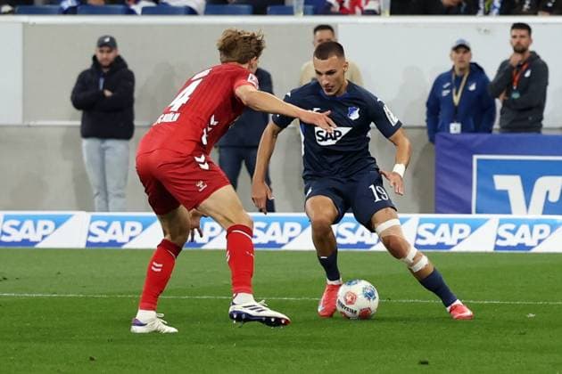 03.10.2025, xrekx, Fussball 1.Bundesliga, TSG 1899 Hoffenheim - 1.FC Köln v.l. Timo Hübers Huebers (1.FC Koeln) Tim Lemperle (TSG 1899 Hoffenheim) (DFL DFB REGULATIONS PROHIBIT ANY USE OF PHOTOGRAPHS as IMAGE SEQUENCES and or QUASI-VIDEO) Sinsheim