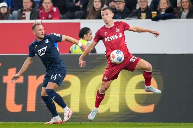 v.li.: Vladimir Coufal (Hoffenheim, 34), Kristoffer Lund Hansen (Köln, 32), Zweikampf, Spielszene, Duell, duel, tackle, tackling, Dynamik, Action, Aktion, 03.10.2025, Sinsheim (Deutschland), Fussball, Bundesliga, TSG 1899 Hoffenheim - 1. FC Köln, DFB DFL REGULATIONS PROHIBIT ANY USE OF PHOTOGRAPHS AS IMAGE SEQUENCES AND OR QUASI-VIDEO.