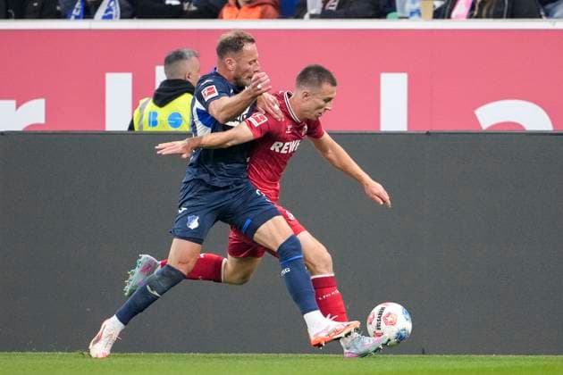 v.li.: Vladimir Coufal (Hoffenheim, 34), Kristoffer Lund Hansen (Köln, 32), Zweikampf, Spielszene, Duell, duel, tackle, tackling, Dynamik, Action, Aktion, 03.10.2025, Sinsheim (Deutschland), Fussball, Bundesliga, TSG 1899 Hoffenheim - 1. FC Köln, DFB DFL REGULATIONS PROHIBIT ANY USE OF PHOTOGRAPHS AS IMAGE SEQUENCES AND OR QUASI-VIDEO.