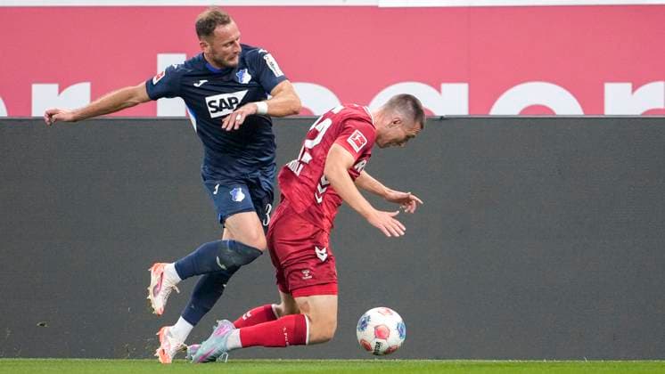 v.li.: Vladimir Coufal (Hoffenheim, 34), Kristoffer Lund Hansen (Köln, 32), Zweikampf, Spielszene, Duell, duel, tackle, tackling, Dynamik, Action, Aktion, 03.10.2025, Sinsheim (Deutschland), Fussball, Bundesliga, TSG 1899 Hoffenheim - 1. FC Köln, DFB DFL REGULATIONS PROHIBIT ANY USE OF PHOTOGRAPHS AS IMAGE SEQUENCES AND OR QUASI-VIDEO.