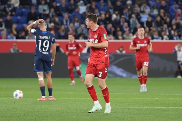 03.10.2025, xrekx, Fussball 1.Bundesliga, TSG 1899 Hoffenheim - 1.FC Köln v.l. Tim Lemperle (TSG 1899 Hoffenheim) Dominique Heintz (1.FC Koeln) Anstoss TSG (DFL DFB REGULATIONS PROHIBIT ANY USE OF PHOTOGRAPHS as IMAGE SEQUENCES and or QUASI-VIDEO) Sinsheim