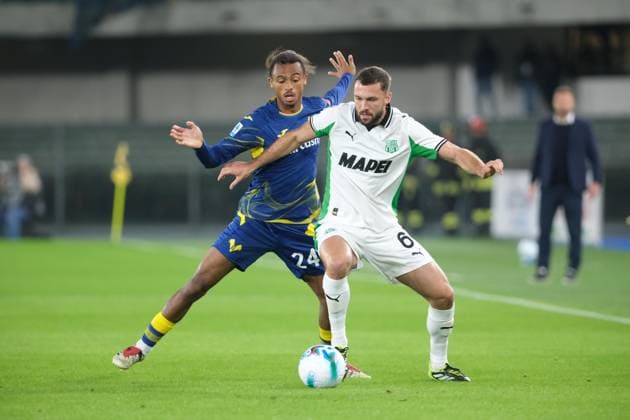 Antoine Bernede of Hellas Verona FC and Sebastian Walukiewicz of US Sassuolo Calcio during the soccer match between Hellas Verona FC and US Sassuolo, MD6 of Serie A Enilive Italian soccer championship 2025 2026 at Marcantonio Bentegodi Stadium on October 3, 2025, Verona, Italy.  Copyright: xRobertoxTommasini IPAxSportx xipa-agency.netx xx IPA_66097858 IPA_Agency_IPA66097858