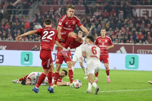 GER, 2. FBL. Fortuna Duesseldorf vs. 1. FC Nuernberg 03.10.2025, Merkur Spiel-Arena, Duesseldorf, GER, 2. FBL. Fortuna Duesseldorf vs. 1. FC Nuernberg, im Bild: Christian Rasmussen (Duesseldorf 10), im Zweikampf gegen Adam Markhiev (1. FC Nuernberg 6),