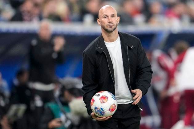 Christian Ilzer (Trainer, Cheftrainer, Hoffenheim), am Ball, Einzelbild, Einzelfoto, Aktion, Action, 03.10.2025, Sinsheim (Deutschland), Fussball, Bundesliga, TSG 1899 Hoffenheim - 1. FC Köln, DFB DFL REGULATIONS PROHIBIT ANY USE OF PHOTOGRAPHS AS IMAGE SEQUENCES AND OR QUASI-VIDEO.