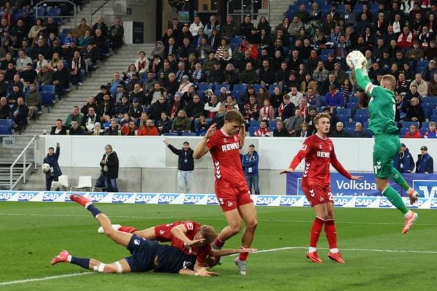 03.10.2025, xrekx, Fussball 1.Bundesliga, TSG 1899 Hoffenheim - 1.FC Köln v.l. Tim Lemperle (TSG 1899 Hoffenheim) Timo Hübers Huebers (1.FC Koeln) JoÃ«l Schmied (1.FC Koeln) Sebastian Sebulonsen (1.FC Koeln) Marvin Schwäbe Schwaebe (1.FC Koeln) (DFL DFB REGULATIONS PROHIBIT ANY USE OF PHOTOGRAPHS as IMAGE SEQUENCES and or QUASI-VIDEO) Sinsheim