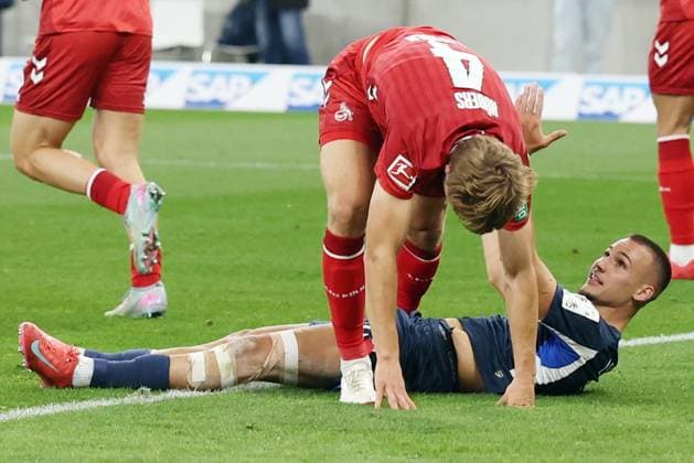 03.10.2025, xrekx, Fussball 1.Bundesliga, TSG 1899 Hoffenheim - 1.FC Köln v.l. Timo Hübers Huebers (1.FC Koeln) Tim Lemperle (TSG 1899 Hoffenheim) (DFL DFB REGULATIONS PROHIBIT ANY USE OF PHOTOGRAPHS as IMAGE SEQUENCES and or QUASI-VIDEO) Sinsheim