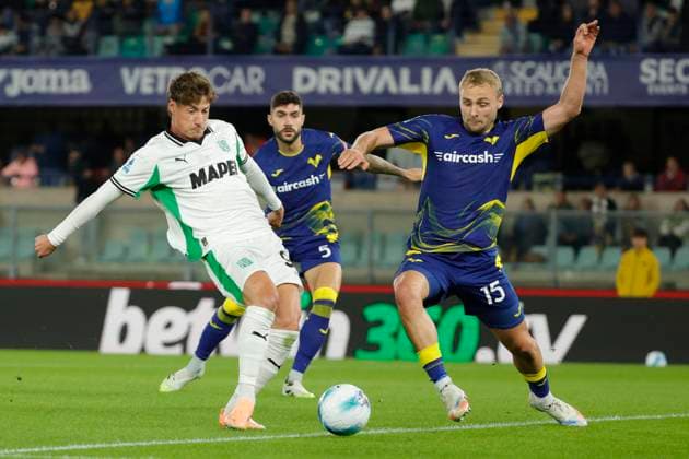 October 3, 2025, Verona, VR: US Hellas Verona s Andrea Pinamonti (L) Hellas Verona s Victor Nelsson (R) during the Italian Serie A soccer match Hellas Verona vs UCcSassuolo at Marcantonio Bentegodi Stadium in Verona, Italia, 3 October 2025. .ANSA EMANUELE PENNACCHIO. Soccer: Serie A; Hellas Verona Vs UCcSassuolo  - ZUMAa110 20251003_zaf_a110_084 Copyright: xEmanuelexPennacchiox