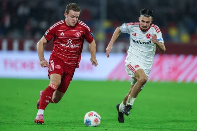 Fußball 2. Bundesliga 8. Spieltag Fortuna Düsseldorf - 1. FC Nürnberg am 03.10.2025 in der Merkur Spiel-Arena in Düsseldorf Christian Rasmussen ( Düsseldorf ), links - Berkay Yilmaz ( Nürnberg ), rechts DFL regulations prohibit any use of photographs as image sequences and or quasi-video. xJRx