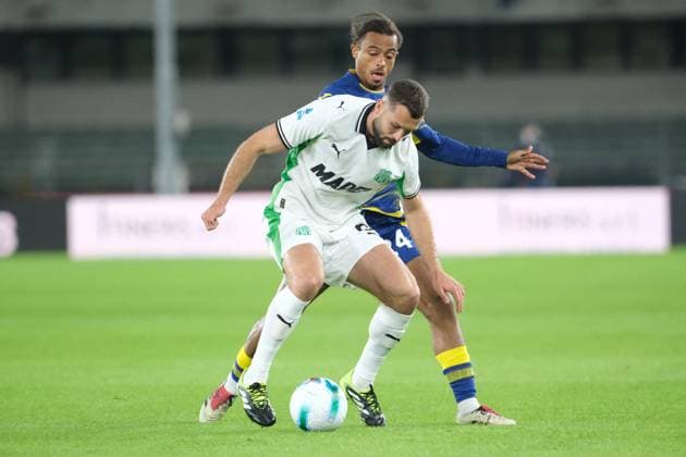 CALCIO - Serie A - Hellas Verona FC vs US Sassuolo Antoine Bernede of Hellas Verona FC and Sebastian Walukiewicz of US Sassuolo Calcio during the soccer match between Hellas Verona FC and US Sassuolo, MD6 of Serie A Enilive Italian soccer championship 2025 2026 at Marcantonio Bentegodi Stadium on October 3, 2025, Verona, Italy. Verona Italy  Copyright: xIPAxSport ABACAx