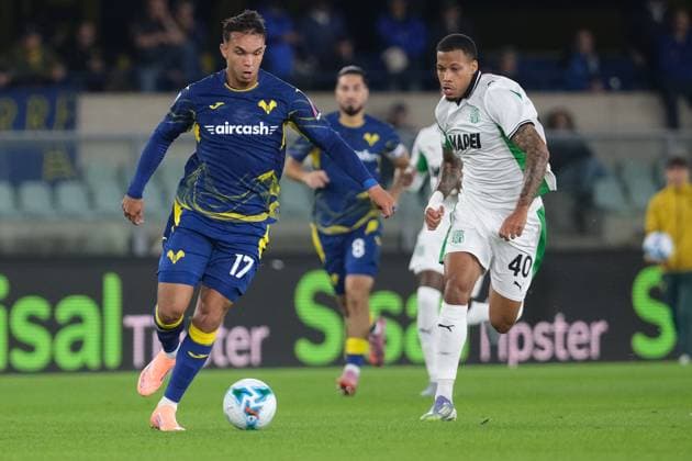 Giovane of Hellas Verona FC followed by Aster Vranckx of US Sassuolo Calcio during the soccer match between Hellas Verona FC and US Sassuolo, MD6 of Serie A Enilive Italian soccer championship 2025 2026 at Marcantonio Bentegodi Stadium on October 3, 2025, Verona, Italy.  Copyright: xRobertoxTommasini IPAxSportx xipa-agency.netx xx IPA_66098431 IPA_Agency_IPA66098431
