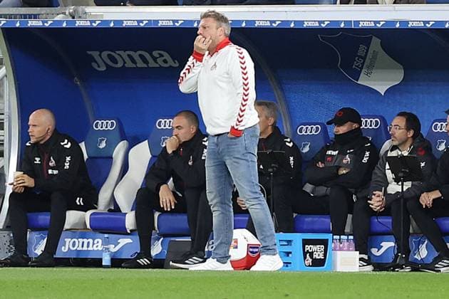 03.10.2025, xrekx, Fussball 1.Bundesliga, TSG 1899 Hoffenheim - 1.FC Köln v.l. Lukas Kwasniok Trainer (1.FC Koeln) gibt Anweisungen, gestikuliert, mit den Armen gestikulieren gives instructions, gesticulate (DFL DFB REGULATIONS PROHIBIT ANY USE OF PHOTOGRAPHS as IMAGE SEQUENCES and or QUASI-VIDEO) Sinsheim