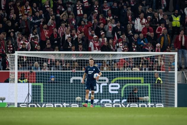 1. Fußball Bundesliga: TSG 1899 Hoffenheim - 1. FC Köln; 03.10.2025 Tim Lemperle (TSG 1899 Hoffenheim, 19) ist schon bereit für den Elfmeter 1. Fußball Bundesliga, TSG 1899 Hoffenheim - 1. FC Köln, Sinsheim, PREZERO Arena am 03.10.2025 DFL REGULATIONS PROHIBIT ANY USE OF PHOTOGRAPHS AS IMAGE SEQUENCES AND OR QUASI-VIDEO. Copyright: xBEAUTIFULxSPORTS Wunderlx