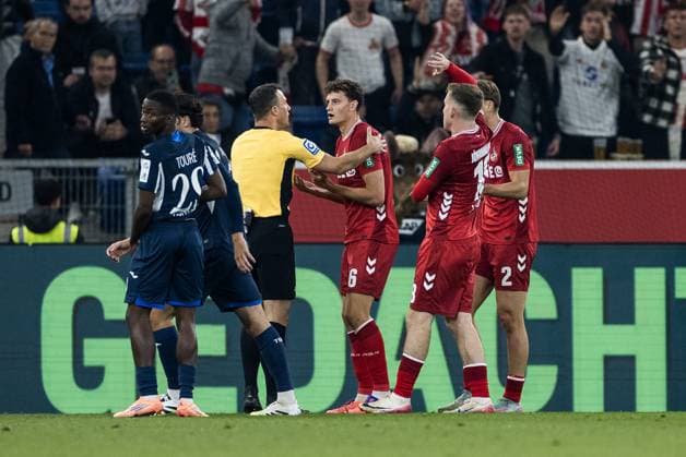 1. Fußball Bundesliga: TSG 1899 Hoffenheim - 1. FC Köln; 03.10.2025 Schiedsrichter Felix Zwayer - Eric Martel (1. FC Köln, 6) diskutiert 1. Fußball Bundesliga, TSG 1899 Hoffenheim - 1. FC Köln, Sinsheim, PREZERO Arena am 03.10.2025 DFL REGULATIONS PROHIBIT ANY USE OF PHOTOGRAPHS AS IMAGE SEQUENCES AND OR QUASI-VIDEO. Copyright: xBEAUTIFULxSPORTS Wunderlx