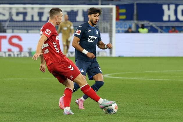 03.10.2025, xrekx, Fussball 1.Bundesliga, TSG 1899 Hoffenheim - 1.FC Köln v.l. Kristoffer Lund (1.FC Koeln) Muhammed Damar (TSG 1899 Hoffenheim) (DFL DFB REGULATIONS PROHIBIT ANY USE OF PHOTOGRAPHS as IMAGE SEQUENCES and or QUASI-VIDEO) Sinsheim
