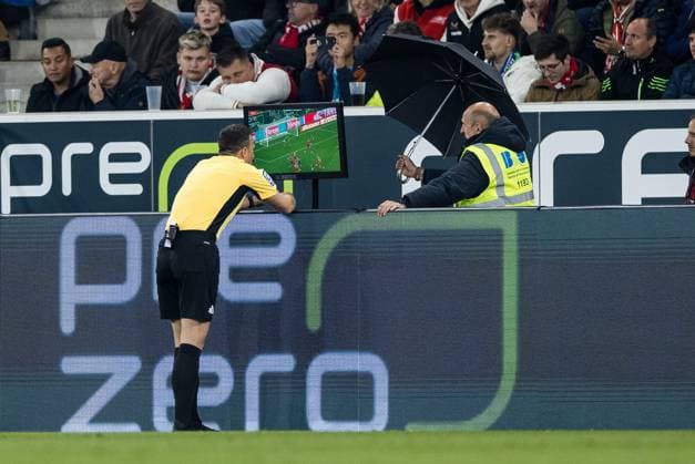 1. Fußball Bundesliga: TSG 1899 Hoffenheim - 1. FC Köln; 03.10.2025 Schiedsrichter Felix Zwayer am Videobeweis 1. Fußball Bundesliga, TSG 1899 Hoffenheim - 1. FC Köln, Sinsheim, PREZERO Arena am 03.10.2025 DFL REGULATIONS PROHIBIT ANY USE OF PHOTOGRAPHS AS IMAGE SEQUENCES AND OR QUASI-VIDEO. Copyright: xBEAUTIFULxSPORTS Wunderlx