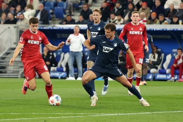 03.10.2025, xrekx, Fussball 1.Bundesliga, TSG 1899 Hoffenheim - 1.FC Köln v.l. Eric Martel (1.FC Koeln) Fisnik Asllani (TSG 1899 Hoffenheim) (DFL DFB REGULATIONS PROHIBIT ANY USE OF PHOTOGRAPHS as IMAGE SEQUENCES and or QUASI-VIDEO) Sinsheim