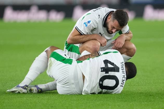 CALCIO - Serie A - Hellas Verona FC vs US Sassuolo Aster Vranckx of US Sassuolo Calcio is injured during the soccer match between Hellas Verona FC and US Sassuolo, MD6 of Serie A Enilive Italian soccer championship 2025 2026 at Marcantonio Bentegodi Stadium on October 3, 2025, Verona, Italy. Verona Italy  Copyright: xIPAxSport ABACAx