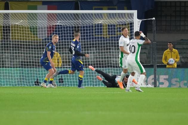 Lorenzo Montipo of Hellas Verona FC keep the ball during the soccer match between Hellas Verona FC and US Sassuolo, MD6 of Serie A Enilive Italian soccer championship 2025 2026 at Marcantonio Bentegodi Stadium on October 3, 2025, Verona, Italy.  Copyright: xRobertoxTommasini IPAxSportx xipa-agency.netx xx IPA_66099184 IPA_Agency_IPA66099184