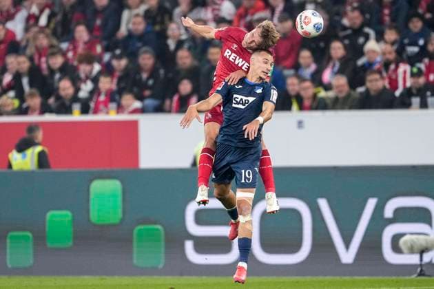 v.li.: Timo Bernd Hübers (Köln, 4), Tim Lemperle (Hoffenheim, 19), beim Kopfball, Kopfballduell, Spielszene, Zweikampf in der Luft, Aktion, Action, 03.10.2025, Sinsheim (Deutschland), Fussball, Bundesliga, TSG 1899 Hoffenheim - 1. FC Köln, DFB DFL REGULATIONS PROHIBIT ANY USE OF PHOTOGRAPHS AS IMAGE SEQUENCES AND OR QUASI-VIDEO.