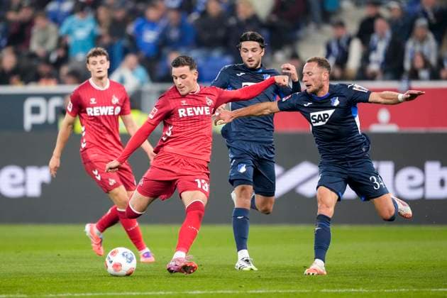 v.li.: Said El Mala (Köln, 13) am Ball, Leon Avdullahu (Hoffenheim, 7), Vladimir Coufal (Hoffenheim, 34), Zweikampf, Spielszene, Duell, duel, tackle, tackling, Dynamik, Action, Aktion, 03.10.2025, Sinsheim (Deutschland), Fussball, Bundesliga, TSG 1899 Hoffenheim - 1. FC Köln, DFB DFL REGULATIONS PROHIBIT ANY USE OF PHOTOGRAPHS AS IMAGE SEQUENCES AND OR QUASI-VIDEO.