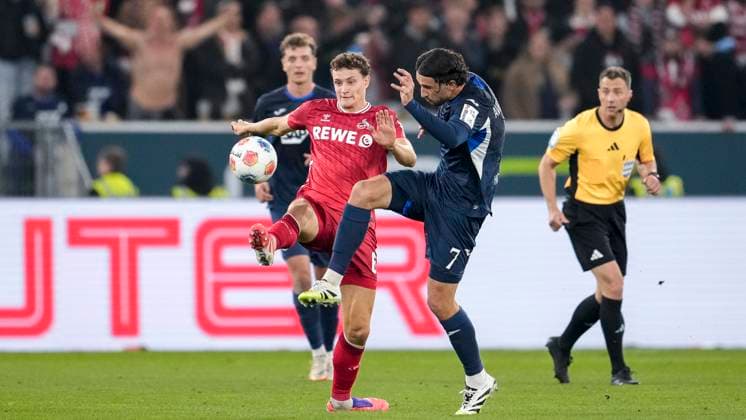 v.li.: Eric Martel (Köln, 6), Leon Avdullahu (Hoffenheim, 7), Zweikampf, Spielszene, Duell, duel, tackle, tackling, Dynamik, Action, Aktion, 03.10.2025, Sinsheim (Deutschland), Fussball, Bundesliga, TSG 1899 Hoffenheim - 1. FC Köln, DFB DFL REGULATIONS PROHIBIT ANY USE OF PHOTOGRAPHS AS IMAGE SEQUENCES AND OR QUASI-VIDEO.