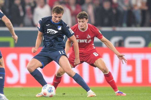 Fußball, 1. Bundesliga, 20251003, TSG 1899 Hoffenheim - 1. FC Köln. Im Bild v.l. Fisnik ASLLANI (Hoffenheim, 11), Eric MARTEL (Köln, 6). Sinsheim PreZero Arena Baden Württemberg Deutschland Copyright: Passion2Press MarkusxFischerx