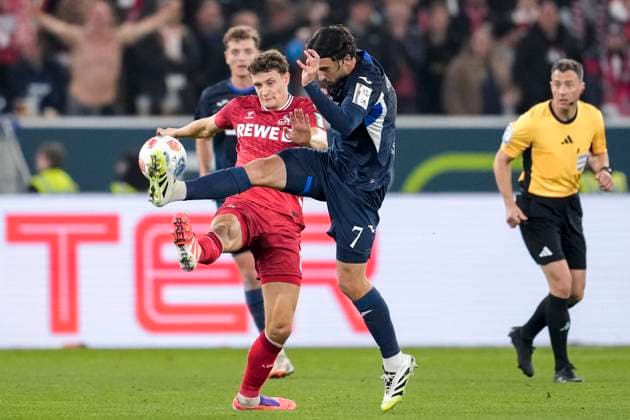 v.li.: Eric Martel (Köln, 6), Leon Avdullahu (Hoffenheim, 7), Zweikampf, Spielszene, Duell, duel, tackle, tackling, Dynamik, Action, Aktion, 03.10.2025, Sinsheim (Deutschland), Fussball, Bundesliga, TSG 1899 Hoffenheim - 1. FC Köln, DFB DFL REGULATIONS PROHIBIT ANY USE OF PHOTOGRAPHS AS IMAGE SEQUENCES AND OR QUASI-VIDEO.