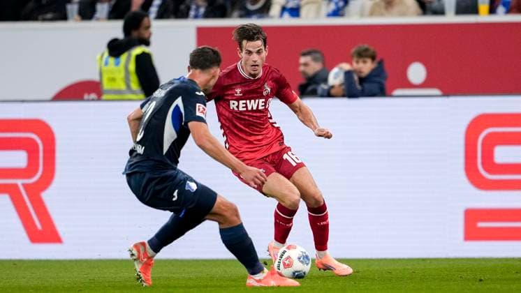 v.li.: Robin Hranac (Hoffenheim, 2), Jakub Kaminski (Köln, 16), Zweikampf, Spielszene, Duell, duel, tackle, tackling, Dynamik, Action, Aktion, 03.10.2025, Sinsheim (Deutschland), Fussball, Bundesliga, TSG 1899 Hoffenheim - 1. FC Köln, DFB DFL REGULATIONS PROHIBIT ANY USE OF PHOTOGRAPHS AS IMAGE SEQUENCES AND OR QUASI-VIDEO.