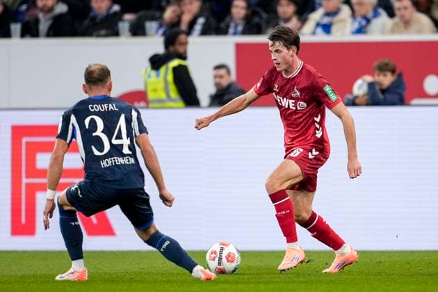 v.li.: Vladimir Coufal (Hoffenheim, 34), Jakub Kaminski (Köln, 16), Zweikampf, Spielszene, Duell, duel, tackle, tackling, Dynamik, Action, Aktion, 03.10.2025, Sinsheim (Deutschland), Fussball, Bundesliga, TSG 1899 Hoffenheim - 1. FC Köln, DFB DFL REGULATIONS PROHIBIT ANY USE OF PHOTOGRAPHS AS IMAGE SEQUENCES AND OR QUASI-VIDEO.