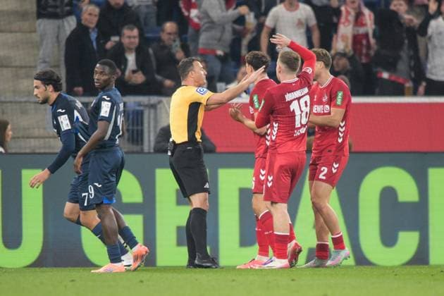 Fußball, 1. Bundesliga, 20251003, TSG 1899 Hoffenheim - 1. FC Köln. Im Bild v.l. Schiedsrichter Felix ZWAYER, Köln reklamiert Entdxcheidung zum Elfmeter. Sinsheim PreZero Arena Baden Württemberg Deutschland Copyright: Passion2Press MarkusxFischerx