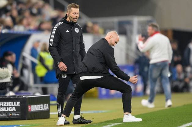 Fußball, 1. Bundesliga, 20251003, TSG 1899 Hoffenheim - 1. FC Köln. Im Bild v.l, . vierter Offizielle Marc Philip ECKERMANN, Trainer Hoffenheim Christian ILZER bei Entscheidung zum Elfmeter erste Halbzeit. Sinsheim PreZero Arena Baden Württemberg Deutschland Copyright: Passion2Press MarkusxFischerx