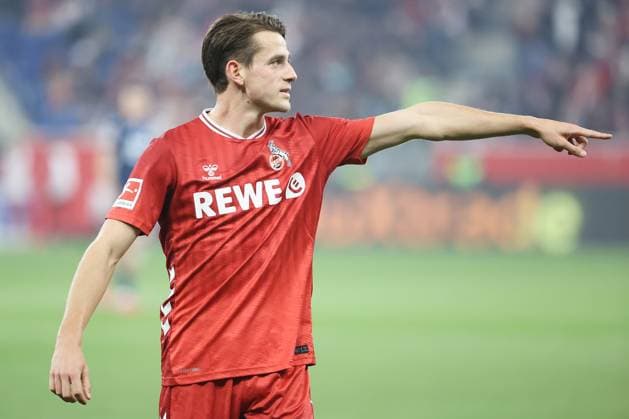 03.10.2025, xtvx, Fussball 1.Bundesliga, TSG 1899 Hoffenheim - 1.FC Köln v.l. Jakub Kaminski (1. FC Koeln) gibt Anweisungen, gestikuliert, mit den Armen gestikulieren gives instructions, gesticulates (DFL DFB REGULATIONS PROHIBIT ANY USE OF PHOTOGRAPHS as IMAGE SEQUENCES and or QUASI-VIDEO) Sinsheim