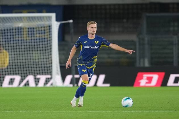 CALCIO - Serie A - Hellas Verona FC vs US Sassuolo Martin Frese of Hellas Verona FC carries the ball during the soccer match between Hellas Verona FC and US Sassuolo, MD6 of Serie A Enilive Italian soccer championship 2025 2026 at Marcantonio Bentegodi Stadium on October 3, 2025, Verona, Italy. Verona Italy  Copyright: xIPAxSport ABACAx