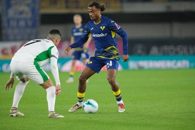 CALCIO - Serie A - Hellas Verona FC vs US Sassuolo Antoine Bernede of Hellas Verona FC carries the ball during the soccer match between Hellas Verona FC and US Sassuolo, MD6 of Serie A Enilive Italian soccer championship 2025 2026 at Marcantonio Bentegodi Stadium on October 3, 2025, Verona, Italy. Verona Italy  Copyright: xIPAxSport ABACAx