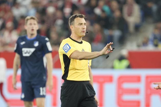 03.10.2025, xtvx, Fussball 1.Bundesliga, TSG 1899 Hoffenheim - 1.FC Köln v.l. Schiedsrichter Felix Zwayer gibt Anweisungen, gestikuliert, mit den Armen gestikulieren gives instructions, gesticulates (DFL DFB REGULATIONS PROHIBIT ANY USE OF PHOTOGRAPHS as IMAGE SEQUENCES and or QUASI-VIDEO) Sinsheim