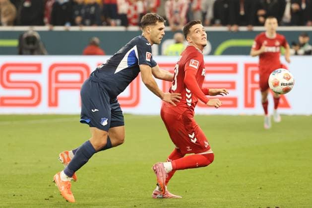 03.10.2025, xtvx, Fussball 1.Bundesliga, TSG 1899 Hoffenheim - 1.FC Köln v.l. Zweikampf, Duell, duel, tackle, compete Robin Hranac (TSG 1899 Hoffenheim) Said El Mala (1. FC Koeln) (DFL DFB REGULATIONS PROHIBIT ANY USE OF PHOTOGRAPHS as IMAGE SEQUENCES and or QUASI-VIDEO) Sinsheim