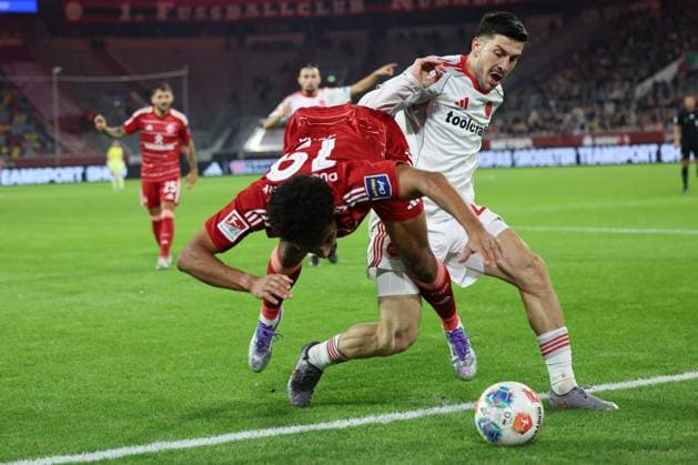 GER, 2. FBL. Fortuna Duesseldorf vs. 1. FC Nuernberg 03.10.2025, Merkur Spiel-Arena, Duesseldorf, GER, 2. FBL. Fortuna Duesseldorf vs. 1. FC Nuernberg, im Bild: Emmanuel Iyoha (Duesseldorf 19), im Zweikampf gegen Luka Lochoshvili (1. FC Nuernberg 24),
