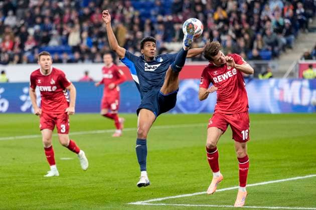 Sport Bilder des Tages v.li.: Bernardo Fernandes da Silva Junior (Hoffenheim, 13), Jakub Kaminski (Köln, 16), Zweikampf, Spielszene, Duell, duel, tackle, tackling, Dynamik, Action, Aktion, 03.10.2025, Sinsheim (Deutschland), Fussball, Bundesliga, TSG 1899 Hoffenheim - 1. FC Köln, DFB DFL REGULATIONS PROHIBIT ANY USE OF PHOTOGRAPHS AS IMAGE SEQUENCES AND OR QUASI-VIDEO. *** v li Bernardo Fernandes da Silva Junior Hoffenheim, 13 , Jakub Kaminski Köln, 16 , duel, duel, tackle, tackling, dynamics, action, action, 03 10 2025, Sinsheim Germany , Football, Bundesliga, TSG 1899 Hoffenheim 1 FC Köln, DFB DFL REGULATIONS PROHIBIT ANY USE OF PHOTOGRAPHS AS IMAGE SEQUENCES AND OR QUASI VIDEO xozx