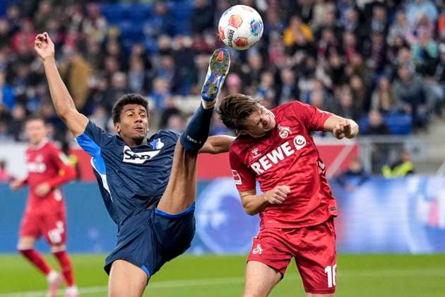 v.li.: Bernardo Fernandes da Silva Junior (Hoffenheim, 13), Jakub Kaminski (Köln, 16), Zweikampf, Spielszene, Duell, duel, tackle, tackling, Dynamik, Action, Aktion, 03.10.2025, Sinsheim (Deutschland), Fussball, Bundesliga, TSG 1899 Hoffenheim - 1. FC Köln, DFB DFL REGULATIONS PROHIBIT ANY USE OF PHOTOGRAPHS AS IMAGE SEQUENCES AND OR QUASI-VIDEO.