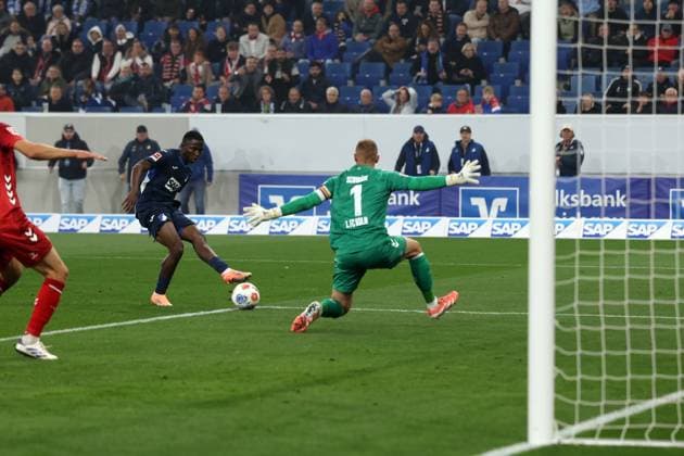 03.10.2025, xrekx, Fussball 1.Bundesliga, TSG 1899 Hoffenheim - 1.FC Köln v.l. Bazoumana TourÃ (TSG 1899 Hoffenheim) Marvin Schwäbe Schwaebe (1.FC Koeln) Parade (DFL DFB REGULATIONS PROHIBIT ANY USE OF PHOTOGRAPHS as IMAGE SEQUENCES and or QUASI-VIDEO) Sinsheim