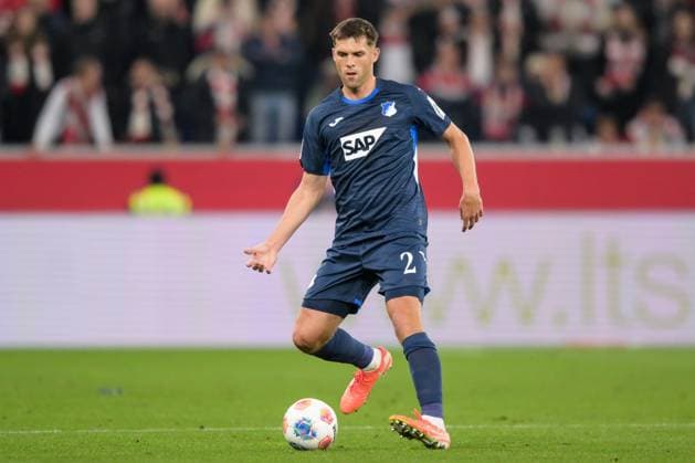 Fußball, 1. Bundesliga, 20251003, TSG 1899 Hoffenheim - 1. FC Köln. Im Bild Robin HRANAC (Hoffenheim, 2) Pass Zuspiel Ball. Sinsheim PreZero Arena Baden Württemberg Deutschland Copyright: Passion2Press MarkusxFischerx