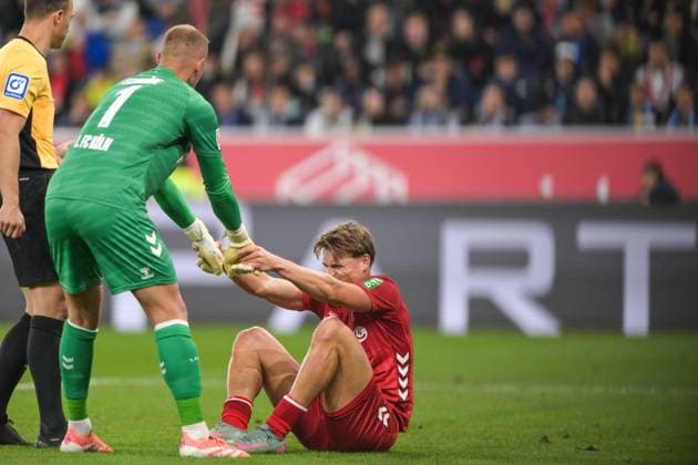 Fußball, 1. Bundesliga, 20251003, TSG 1899 Hoffenheim - 1. FC Köln. Im Bild v.l. Torwart Marvin SCHWÄBE (Köln, 1) hilft auf Baeine, Joel SCHMIED (Köln, 2). Sinsheim PreZero Arena Baden Württemberg Deutschland Copyright: Passion2Press MarkusxFischerx