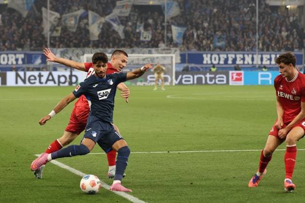03.10.2025, xrekx, Fussball 1.Bundesliga, TSG 1899 Hoffenheim - 1.FC Köln v.l. Kristoffer Lund (1.FC Koeln) Muhammed Damar (TSG 1899 Hoffenheim) Eric Martel (1.FC Koeln) (DFL DFB REGULATIONS PROHIBIT ANY USE OF PHOTOGRAPHS as IMAGE SEQUENCES and or QUASI-VIDEO) Sinsheim