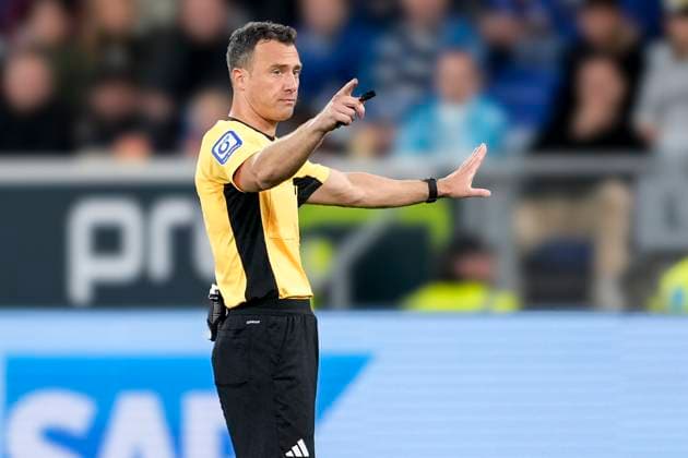 Felix Zwayer (Schiedsrichter), gibt Anweisungen, gestikuliert, mit den Armen gestikulieren, Einzelbild, Einzelfoto, Aktion, Action, 03.10.2025, Sinsheim (Deutschland), Fussball, Bundesliga, TSG 1899 Hoffenheim - 1. FC Köln, DFB DFL REGULATIONS PROHIBIT ANY USE OF PHOTOGRAPHS AS IMAGE SEQUENCES AND OR QUASI-VIDEO.