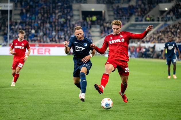 Vladimir Coufal (TSG Hoffenheim, 34) im Zweikampf mit Sebastian Sebulonsen (FC Koeln, 28), GER, TSG 1899 Hoffenheim vs 1. FC Koeln, Fussball Bundesliga, 6. Spieltag, Saison 2025 2026, 03.10.2025 DFB DFL regulations prohibit any use of photographs as image sequences and or quasi-video GER, TSG 1899 Hoffenheim vs 1. FC Koeln, Fussball Bundesliga, 6. Spieltag, Saison 2025 2026, 03.10.2025 Sinsheim Copyright: xEibner-Pressefoto Memmlerx EP_MMR