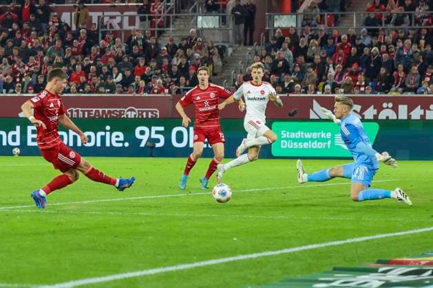 GER, 2. FBL. Fortuna Duesseldorf vs. 1. FC Nuernberg 03.10.2025, Merkur Spiel-Arena, Duesseldorf, GER, 2. FBL. Fortuna Duesseldorf vs. 1. FC Nuernberg, im Bild: Torchance fuer Danny Schmidt (Fortuna Duesseldorf 22), gegen Jan Reichert Torwart (1. FC Nuernberg 1),