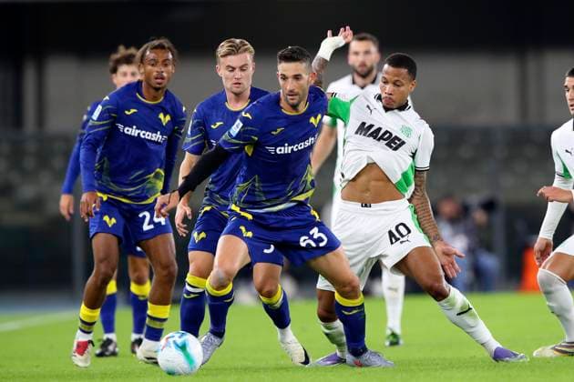 Verona™s Roberto Gagliardini Sassuolo s Aster Vranckx during the Serie A soccer match between Hellas Verona and Sassuolo at the Bentegodi Stadium in Verona, north west Italy - Saturday, October 03 , 2025. - Soccer .  Copyright: xPaolaxGarbuio Lapressex
