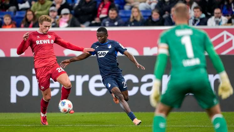 v.li.: Sebastian Sebulonsen (Köln, 28), Bazoumana Toure (Hoffenheim, 29), Marvin Schwäbe (Torwart, Köln, 1), Zweikampf, Spielszene, Duell, duel, tackle, tackling, Dynamik, Action, Aktion, 03.10.2025, Sinsheim (Deutschland), Fussball, Bundesliga, TSG 1899 Hoffenheim - 1. FC Köln, DFB DFL REGULATIONS PROHIBIT ANY USE OF PHOTOGRAPHS AS IMAGE SEQUENCES AND OR QUASI-VIDEO.